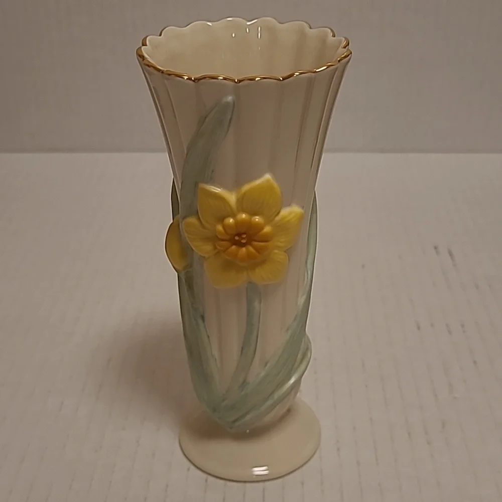 Lenox Daffodils in Bloom Bud Vase with Gold Trim